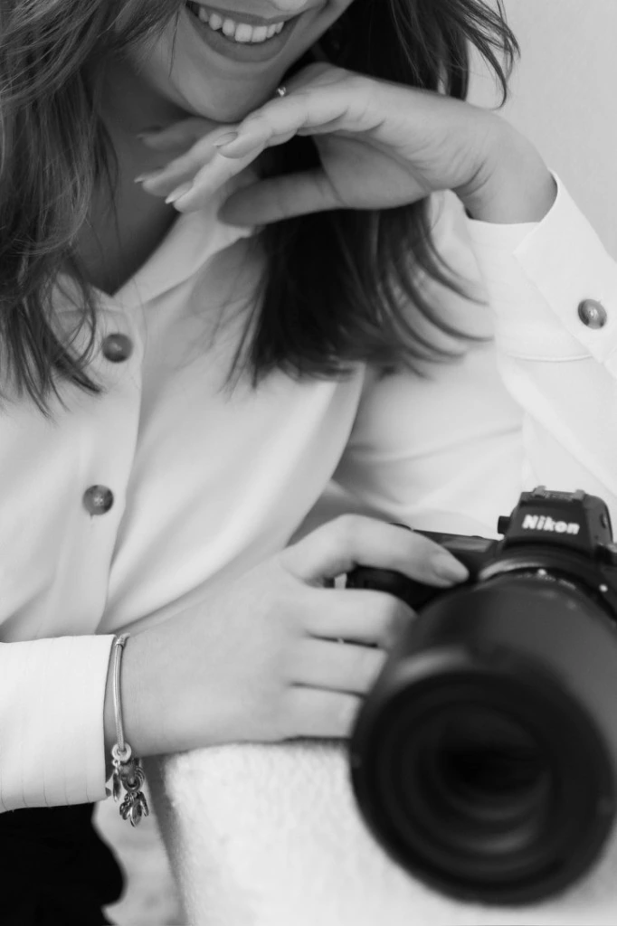 Fotográfus Nikon fényképezőgéppel — természetes fotózás